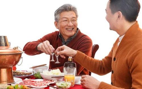 农村父子喝酒吃瓜,饮酒品瓜共度美好时光