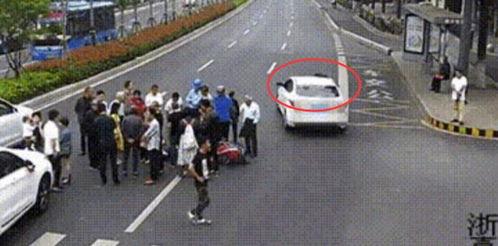 被车撞吃瓜,一场意外引发的全民热议