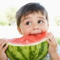 头像女吃瓜小孩,小女童的欢乐吃瓜时光