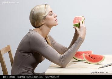 美女路边吃瓜图片,美女驻足品瓜，捕捉夏日休闲时光