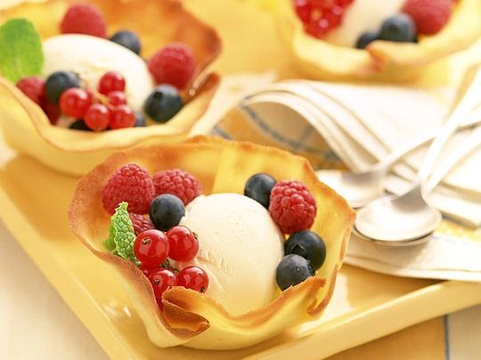 吃冰瓜甜食,冰瓜甜食，尽享清凉甜蜜时光